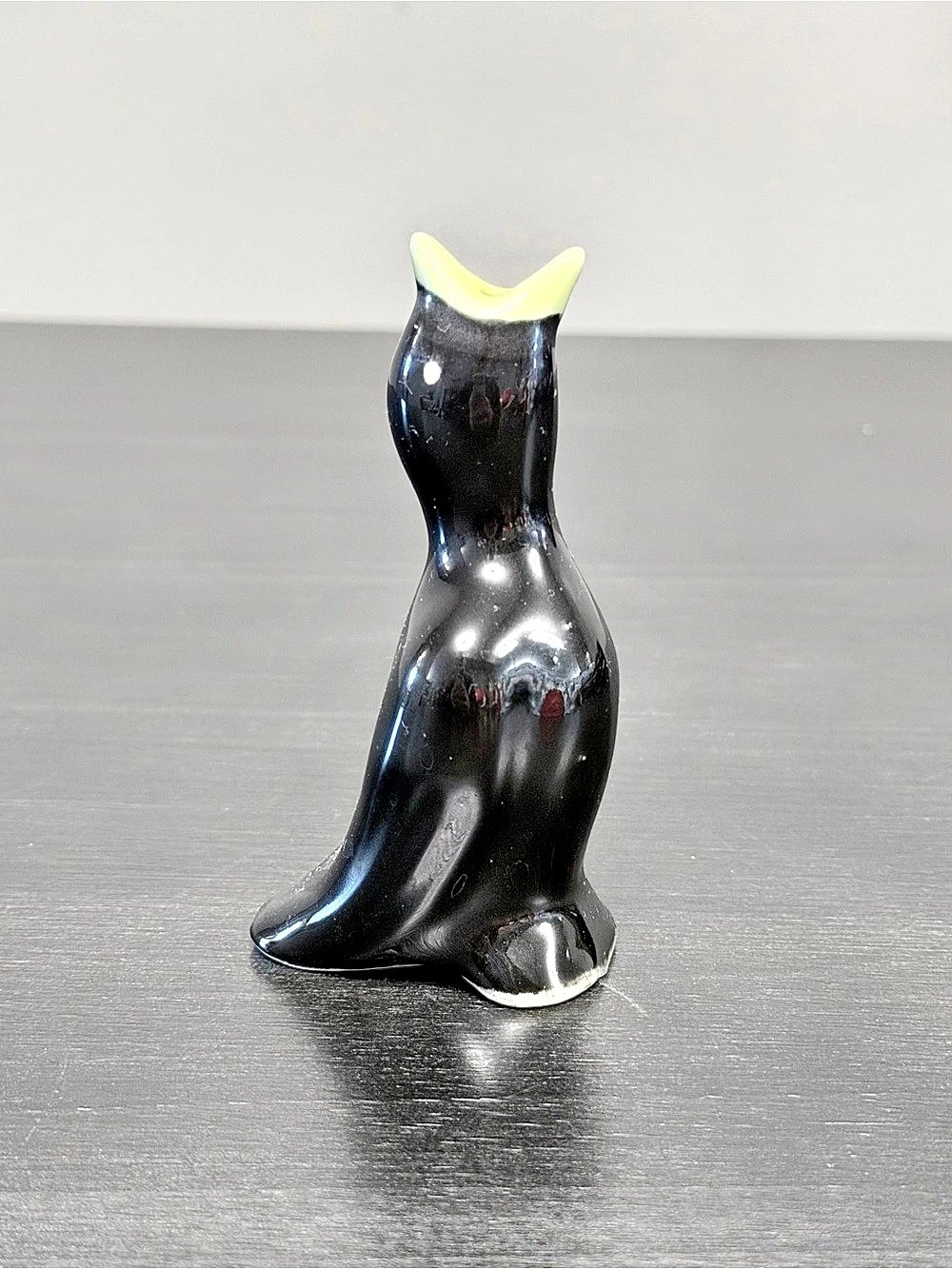 VTG Ceramic Blackbird Pie Bird Vent Funnel Crow Yellow Beak Kitschy 3.75” MCM
